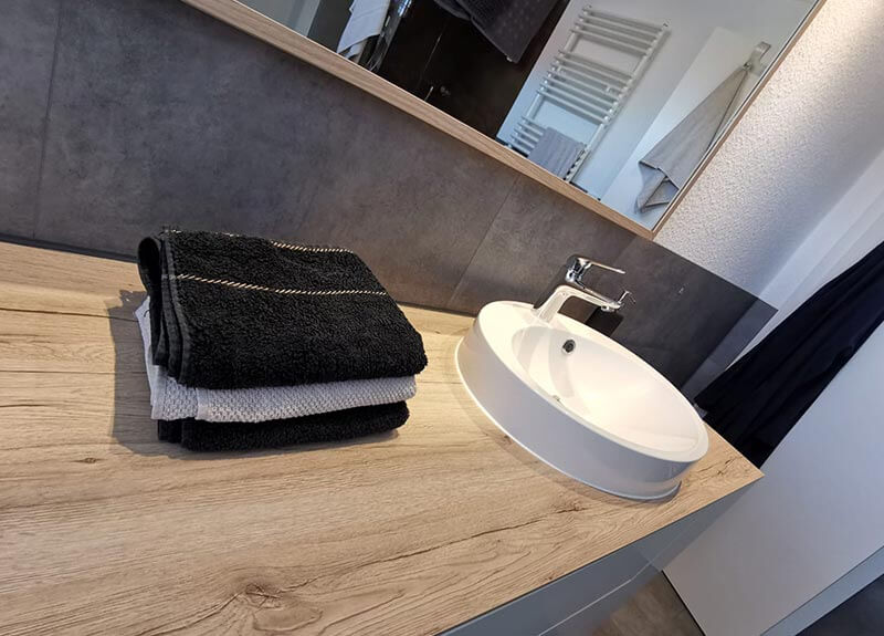 Handtücher neben Waschbecken in Badezimmer