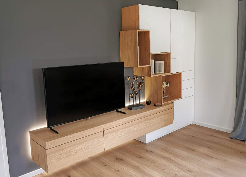 Fernseher auf Holz-Sideboard