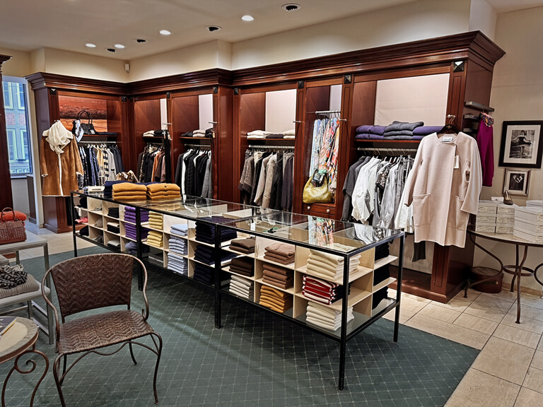 Innenaufnahme mit Möbeln