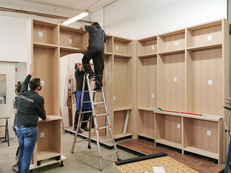 Personen bauen Möbel auf
