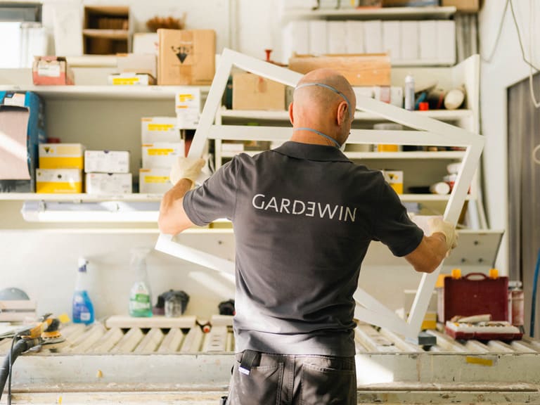 Person arbeitet mit Rahmen