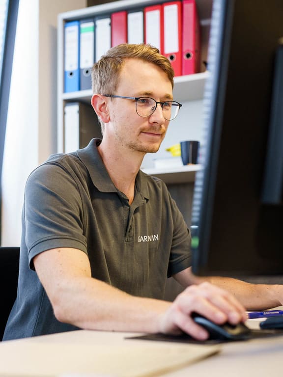 Person arbeitet am Bildschirm