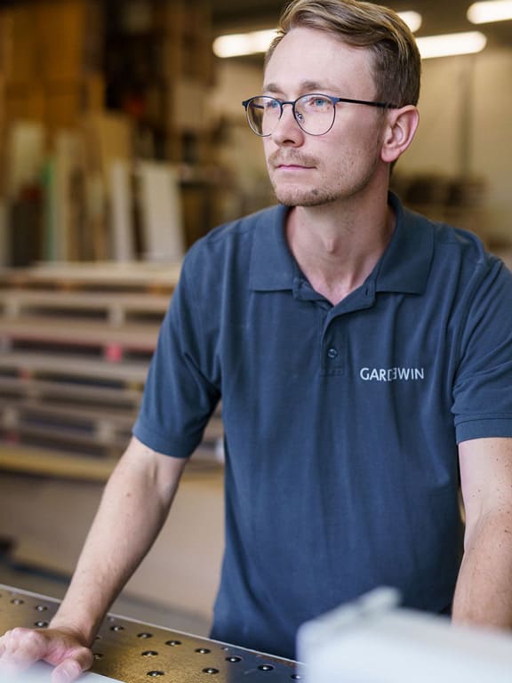 Person in Werkstatt
