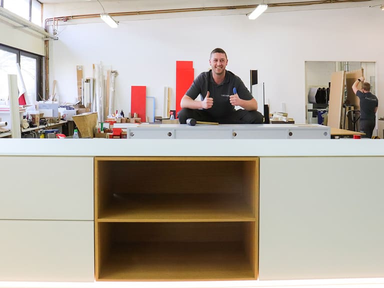 Personen am Werkzeugtisch
